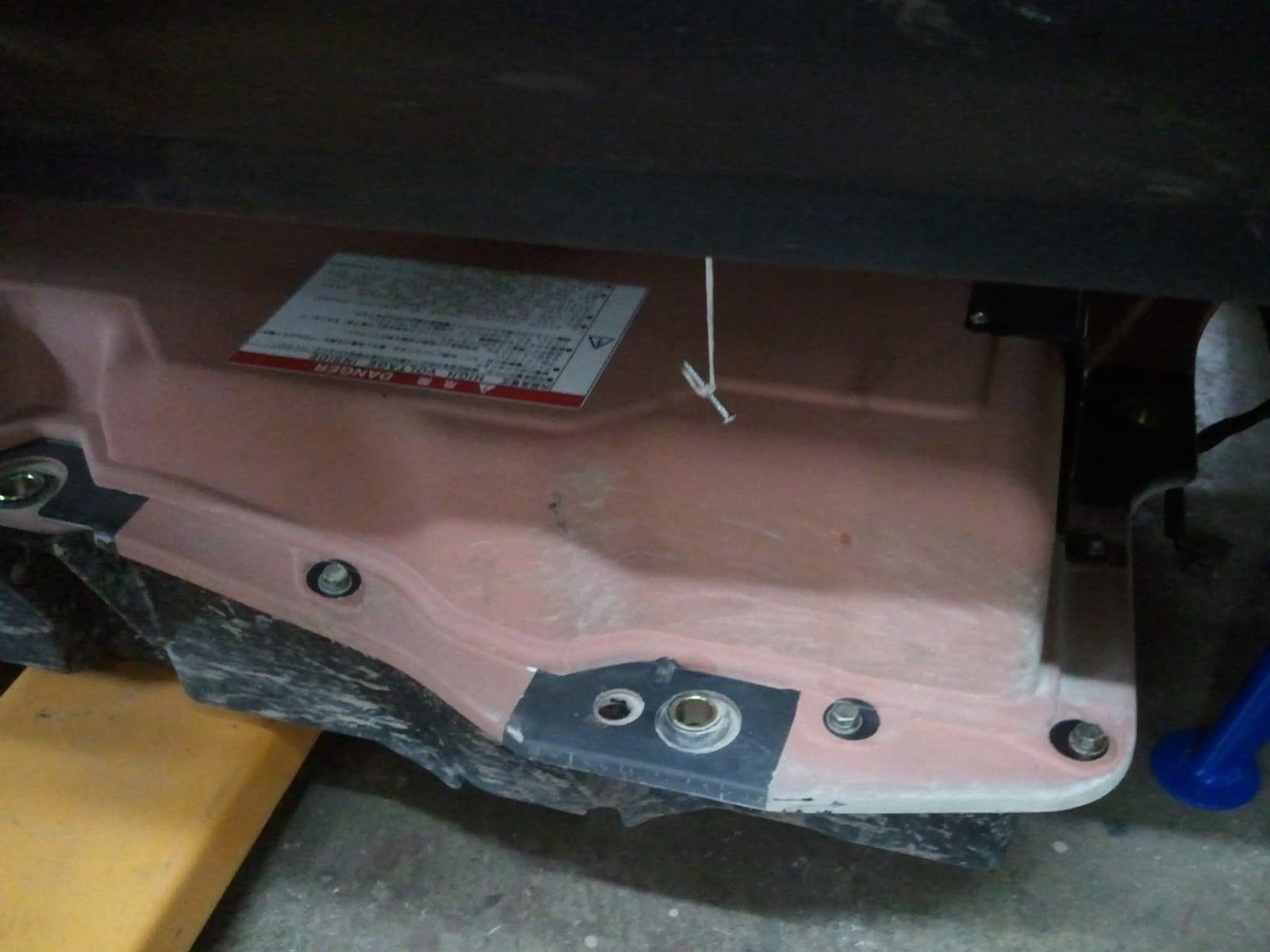 A screw on a leash ... helping to guide the pack under the car